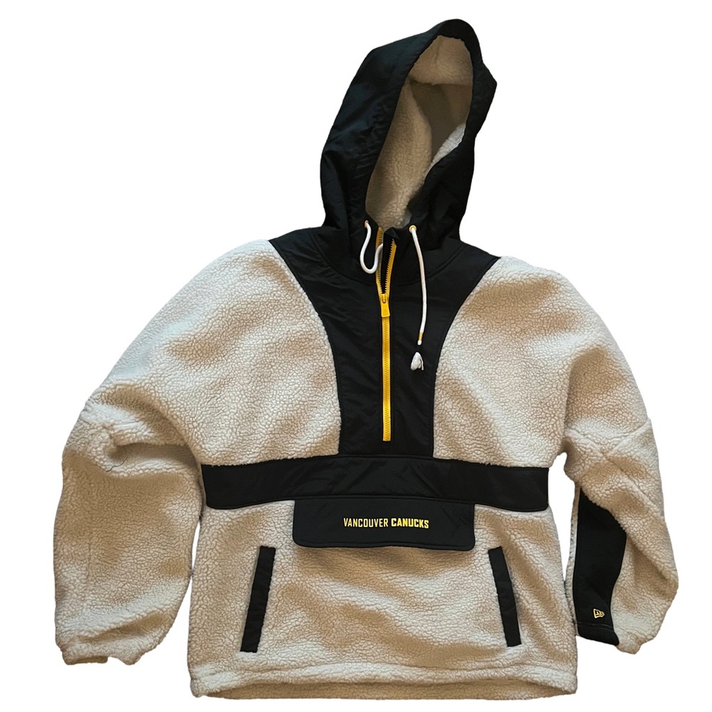 New Era Woman’s large hooded sweater